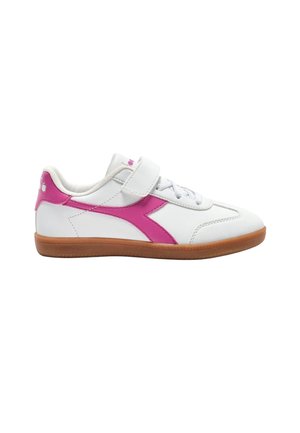 Scarpa da ginnastica bianca bassa con striscia laterale rosa, suola in gomma color caffè, lacci e una singola fascia in Velcro sopra la linguetta.