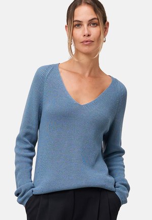 Pull en maille tricotée bleu clair avec un col en V, des manches longues, une texture côtelée et une coupe décontractée. Présente des détails de tricot en diagonale subtils.