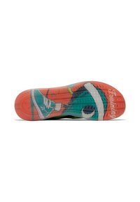 Sola de um ténis com um design colorido, apresentando acentos em azul-piscina, laranja e branco, exibindo padrões e texturas detalhadas.