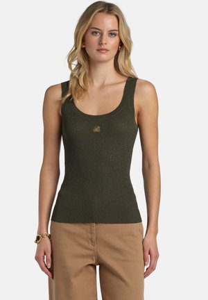 Olivovo zelený rebrovaný tielko s výstrihom do U a priliehavým strihom. Na strede na hrudi je malá zlatá značka.