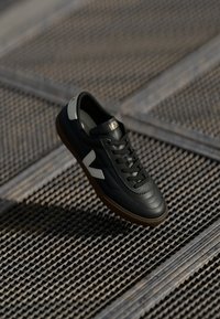 Valitud, black/white