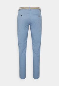 Lindbergh SLIM FIT SUPERFLEX PANTS BELT - Chinos - dusty blue