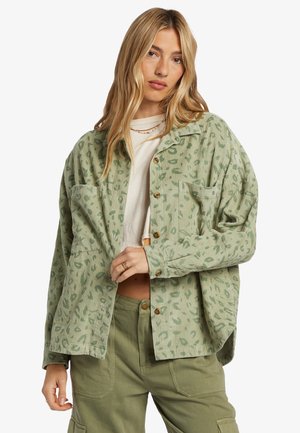 Lichtgroen corduroy-shirt met een luipaardprintpatroon, voorzien van een knoopsluiting aan de voorkant, twee borstzakken en een ontspannen pasvorm.