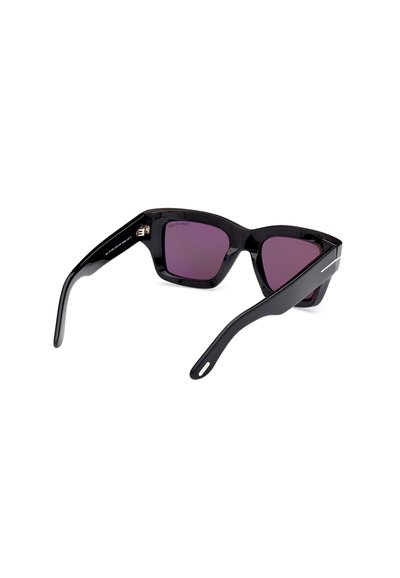 Ochelari de soare din plastic negru, cu formă angulară și lentile de culoare mov închis. Dispune de brațe curbate, accente din oțel inoxidabil și o finisare lustruită.