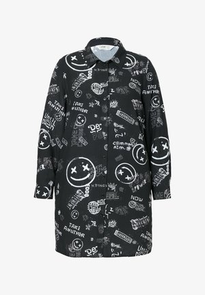 Sort skjorte med knaplukning, lange ærmer og en blanding af hvide grafiske motiver, herunder symboler og tekst.