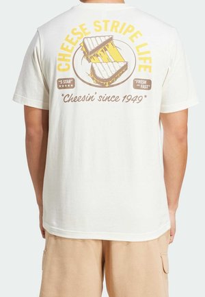 Bagpå hvid T-shirt med grafik af gul og brun grillet ostesandwich og tekst: "CHEESE STRIPE LIFE", "5 STJERNER", "FRISK OG HURTIG", "Cheesin' siden 1949."