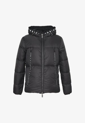 Giubbotto puffer nero con zip frontale, cappuccio e due tasche con zip. Presenta il testo del marchio in verticale sulle tasche e dettagli a costine.