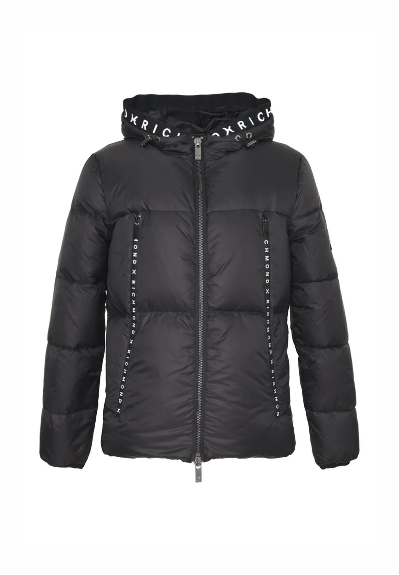 Giubbotto puffer nero con zip frontale, cappuccio e due tasche con zip. Presenta il testo del marchio in verticale sulle tasche e dettagli a costine.