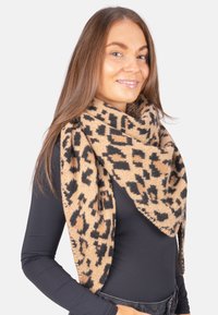 Leoprint-Schal in Beige und Schwarz, gefertigt aus weichem Stoff. Verfügt über eine dreieckige Form und eine strukturierte Oberfläche, getragen um den Hals.