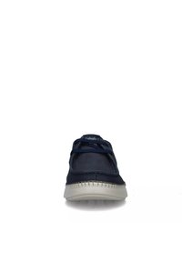 Zapato de cuero azul con punta redonda, suela blanca contrastante y cordones. Presenta detalles cosidos a lo largo de las costuras para un toque adicional.