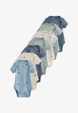 Syv kortærmede babybodyer i blå, beige og grønne nuancer med dyre- og køretøjsmønstre, arrangeret i en forskudt stak.