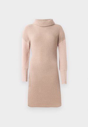 Kabelstickad klänning i ljusrosa, med hög krage, långa ärmar, ribbad textur och en figursydd silhuett.