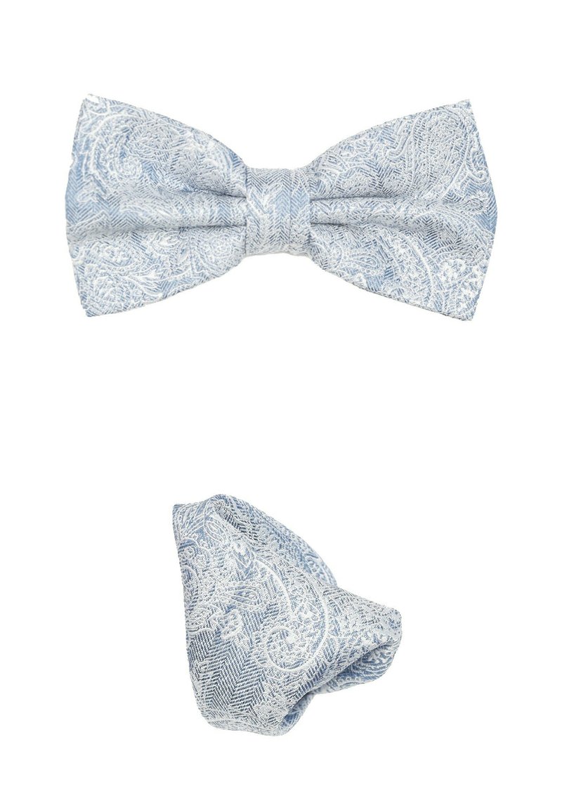 Nœud papillon bleu clair et pochette assortie, arborant un motif paisley et un tissu texturé, avec des accents détaillés en chevrons.
