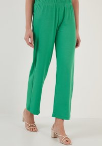LELA REGULAR FIT - Hlače - benetton color