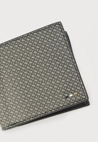 Czarny portfel wykonany z teksturowanej skóry, zdobiony geometrycznym wzorem, kontrastującym przeszyciem oraz małym logo w prawym dolnym rogu.