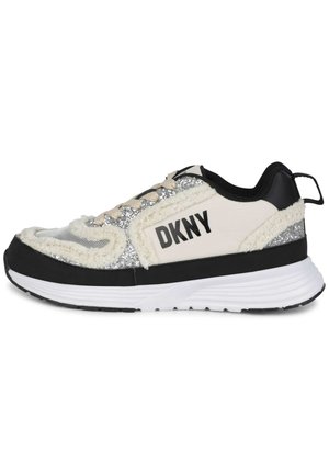 Chaussure de sport DKNY avec un design noir et blanc, fourrure texturée crème, accents en paillettes argentées et une semelle blanche légère.
