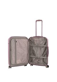 Maleta rígida de color rosa claro con asa retráctil, ruedas dobles y un interior de tela gris con compartimentos y correas.