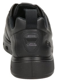 Mustat nahkakengät, joissa on teksturoitu, pehmustettu pohja. Varustettu GORE-TEX Surround® -brändillä ja pehmustetulla kantapäällä mukavuutta varten.