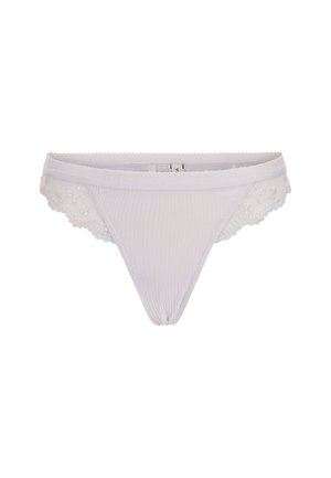 Witte stringonderbroek met ribbeltextuur en bloemenkantaccenten aan de zijkanten. Beschikt over een zachte tailleband met branding.