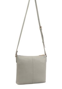 Grijze leren schoudertas met een gladde textuur, rechthoekige vorm, verstelbare schouderband en gouden ritshardware. Strak ontwerp met minimale accenten.