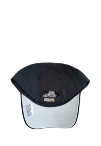 Zwarte baseballcap met een grijze klep. Heeft een geborduurd logo aan de voorkant, ventilatiegaatjes bovenop en een reflecterend label aan de zijkant.