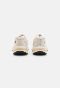 Nike Performance JOURNEY RUN - Zapatillas running asfalto - pale ivory/dark raisin/sanddrift/wild berry/summit white/black