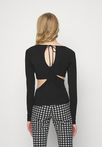 Weekday PLENTY CUT OUT LONG SLEEVE - Camisola de manga comprida - black