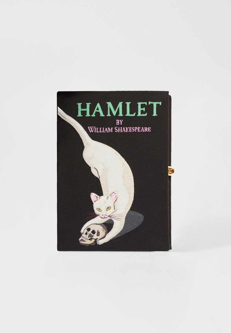 Copertina nera con testo verde e rosa "Amleto di William Shakespeare", con un gatto bianco che gioca con un teschio.