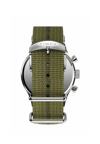 Reloj Timex con correa de nylon verde oliva, herrajes de acero inoxidable plateado y un diseño de tela texturizada. Presenta una hebilla de metal pulido.