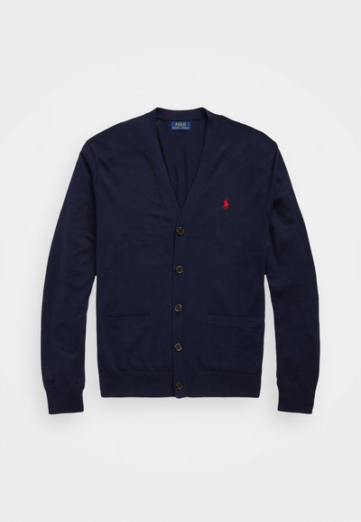 Cardigan navy realizzato in morbido tessuto, design a V, con sei bottoni, due tasche frontali e un logo ricamato rosso sul petto sinistro.