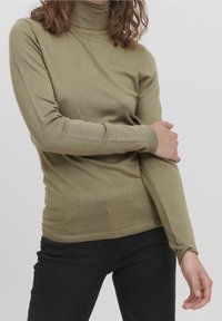 Olivgrön polotröja i mjukt tyg, med en figurnära design och ribbade ärmslut och nederkant, lämplig för lager-på-lager.