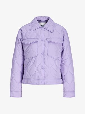 Lätt vadderad ljuslila jacka med krage, långa ärmar, tryckknappar och två framfickor med klaff.