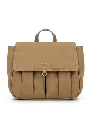 Brauner Stoffrucksack mit plissiertem Design, goldenen Hardware-Akzenten und einem oberen Griff. Verfügt über einen Klappenverschluss und ein Markenlogo-Schild.