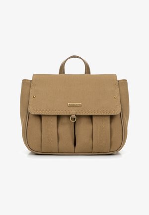 Bruine stoffen rugzak met geplooid ontwerp, gouden hardware-accenten en een handvat aan de bovenkant. Voorzien van een klepclosure en een merklogo-plaat.