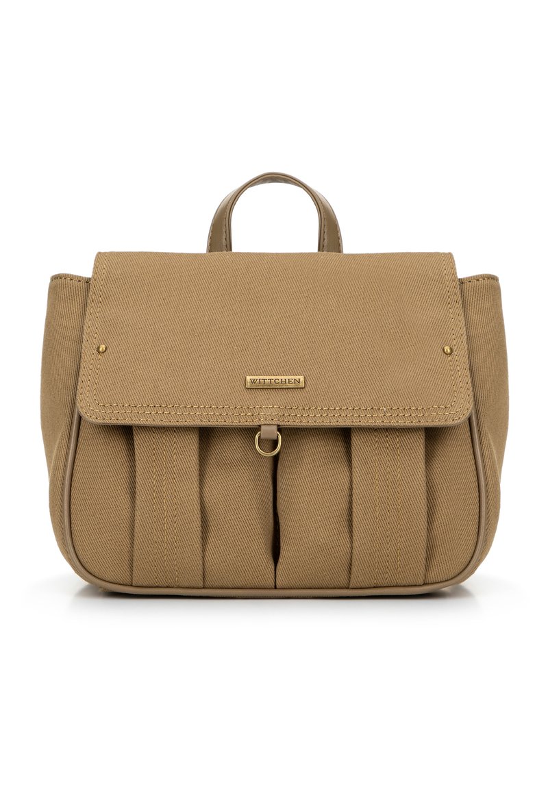Zaino in tessuto marrone con design plissettato, dettagli in oro e manico superiore. Presenta una chiusura a pattina e una placca con il logo del marchio.