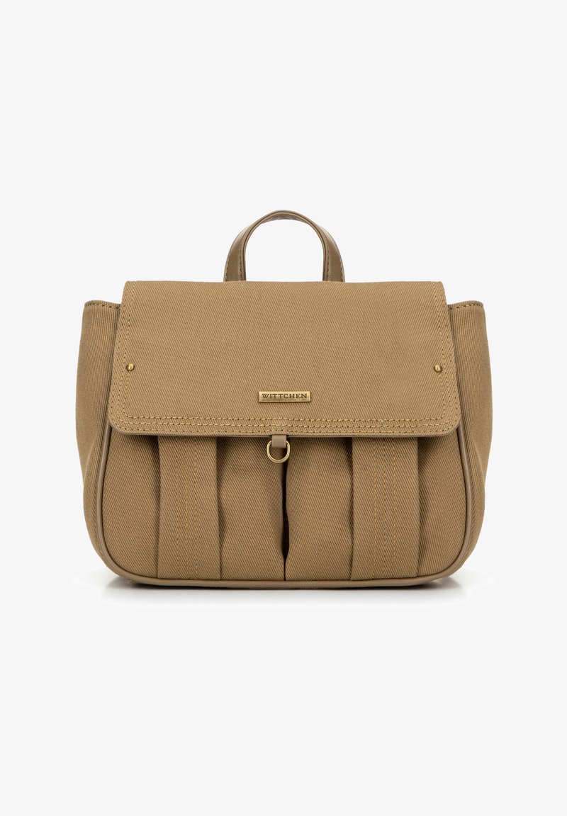 Zaino in tessuto marrone con design plissettato, dettagli in oro e manico superiore. Presenta una chiusura a pattina e una placca con il logo del marchio.