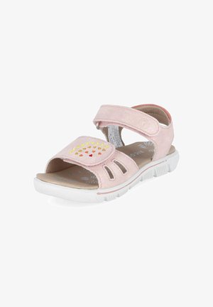 Sandale rose pour enfant avec des brides ajustables, une semelle blanche et de petites décorations de cœurs colorés sur la bride avant.