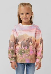 Polarowy sweter z nadrukiem końskiego motywu na pastelowym tle, z długimi rękawami i okrągłym dekoltem, w jasnoróżowych i beżowych odcieniach.