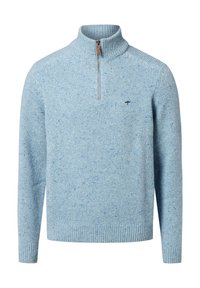 Jasnoniebieski sweter z dzianiny w kropki, z kołnierzem na ćwierć zamka i małym, ciemnym haftowanym logo po lewej stronie klatki piersiowej.