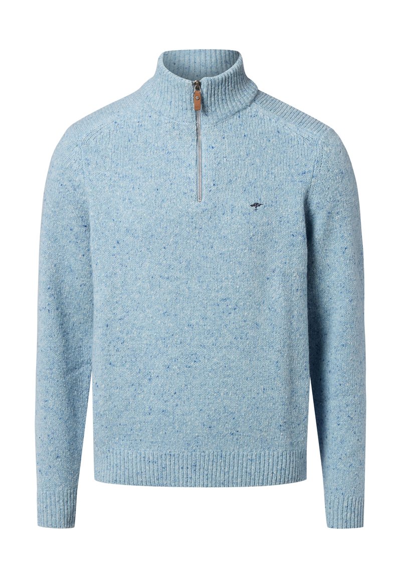 Jasnoniebieski sweter z dzianiny w kropki, z kołnierzem na ćwierć zamka i małym, ciemnym haftowanym logo po lewej stronie klatki piersiowej.