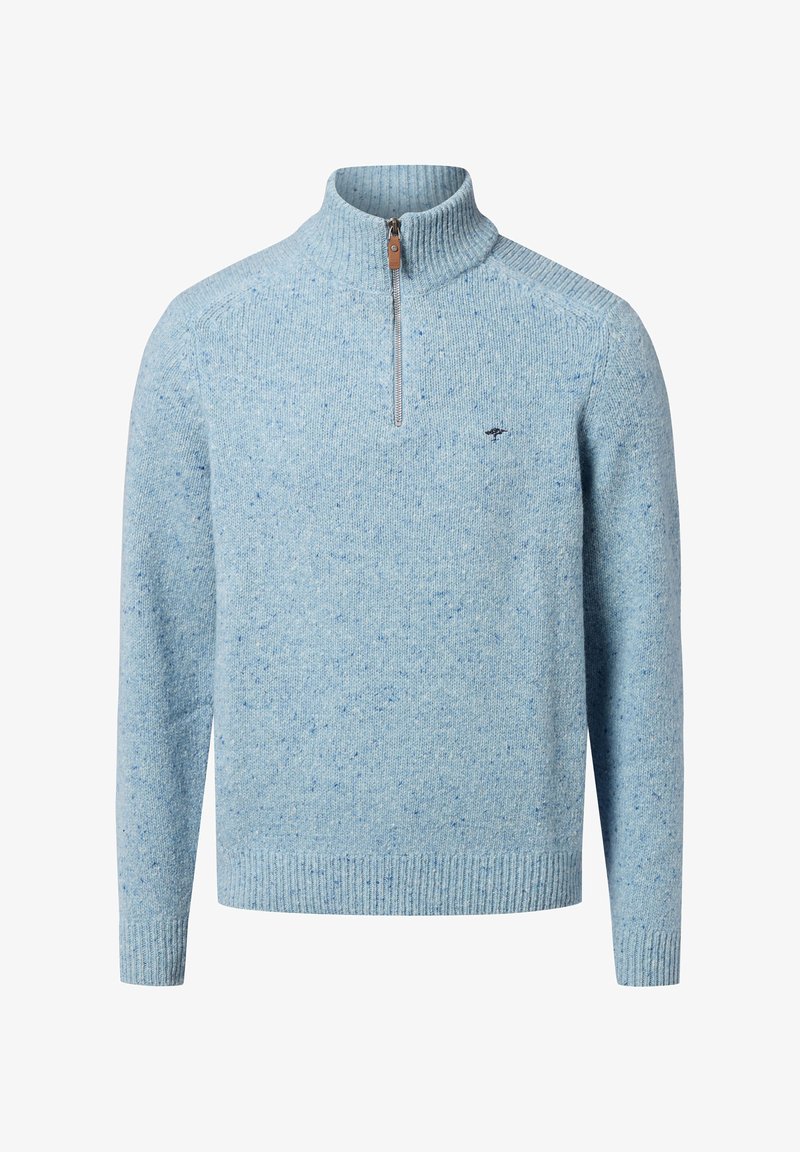 Jasnoniebieski sweter z dzianiny w kropki, z kołnierzem na ćwierć zamka i małym, ciemnym haftowanym logo po lewej stronie klatki piersiowej.