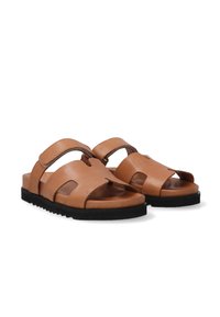 Braune Leder-Sandalen mit offenen Zehen, Ausschnitt-Design, verstellbarem Riemen und schwarzer strukturiertem Gummisohle.