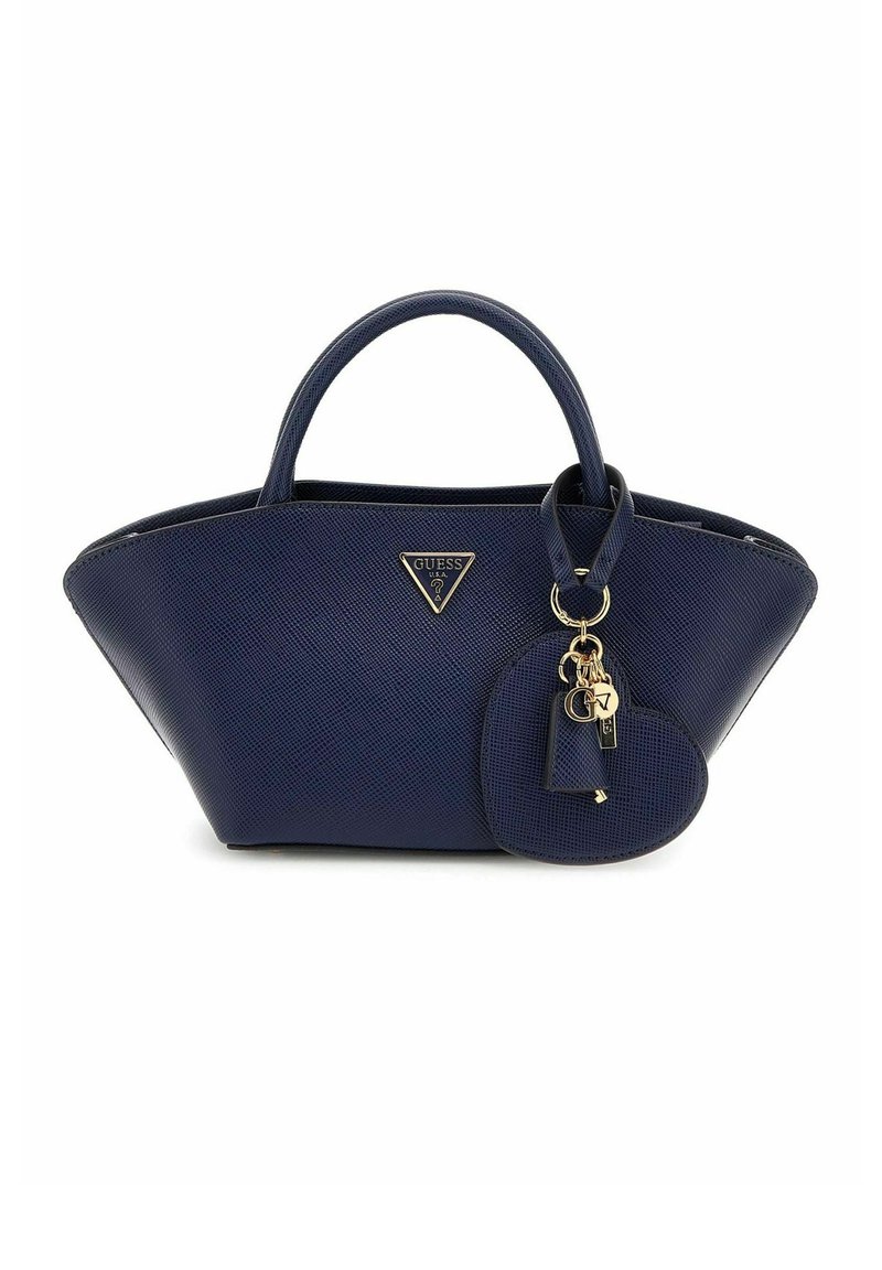 Sac à main Guess bleu marine avec une forme structurée, un extérieur texturé, des poignées doubles et des accessoires en ton doré, incluant un porte-clés en forme de cœur.