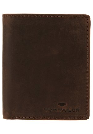 Barna bőr pénztárca, textúrált felülettel, varrott szélekkel és dombornyomott logóval. Téglalap alakú, vékony profilú.