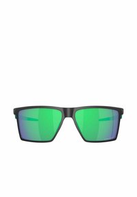 Occhiali da sole rettangolari neri con lenti a specchio verdi. La montatura è opaca e le lenti presentano una tonalità degradé che passa dal verde al viola.