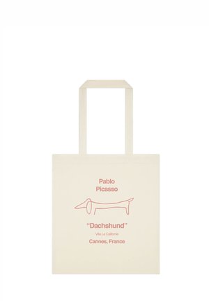 Borsa beige con disegno a contorno rosso di un bassotto e testo che fa riferimento a Pablo Picasso, "Dachshund," Villa La Californie, Cannes, Francia.