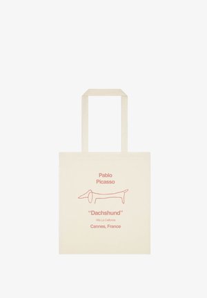 Borsa beige con disegno a contorno rosso di un bassotto e testo che fa riferimento a Pablo Picasso, "Dachshund," Villa La Californie, Cannes, Francia.