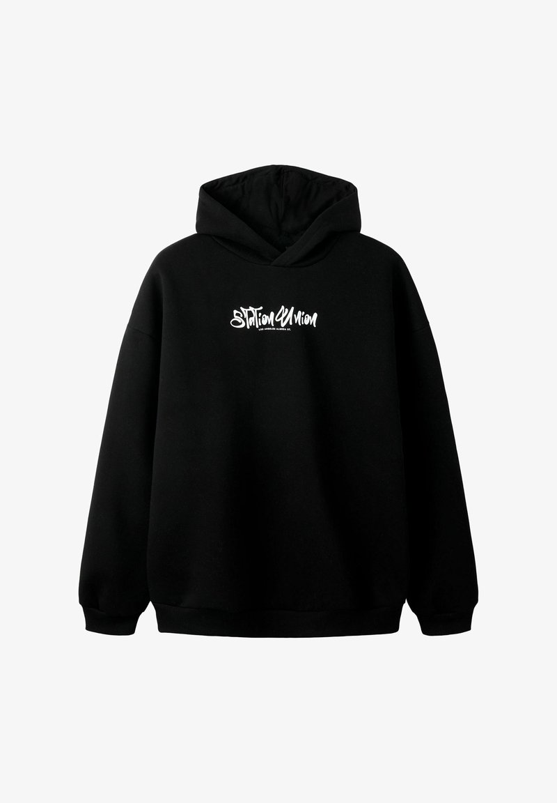Zwarte hoodie met een losse pasvorm, voorzien van een witte tekstgrafiek aan de voorkant. Gemaakt van zachte stof met een capuchon met trekkoord en geribbelde manchetten.