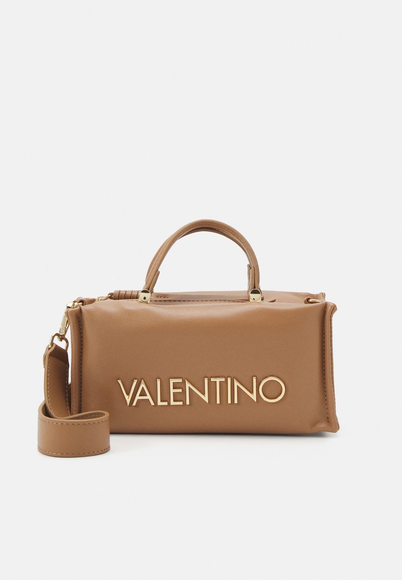 Tasche aus tanfarbigem Leder mit rechteckiger Form, geprägtem "VALENTINO"-Logo in Gold, zwei oberen Tragegriffen und einem abnehmbaren Schultergurt.
