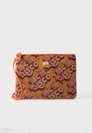 Bustina rettangolare in pelle marrone con cerniera e cinturino arancione, decorata con testo colorato "MCM Disco" e una piccola targhetta in oro del marchio.
